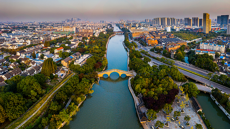 Suzhou: Patrimonio Antiguo se Encuentra con Innovación Moderna en el Este de China video poster