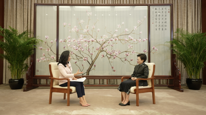 Huang Xiaowei inspira a las mujeres jóvenes a buscar la igualdad video poster