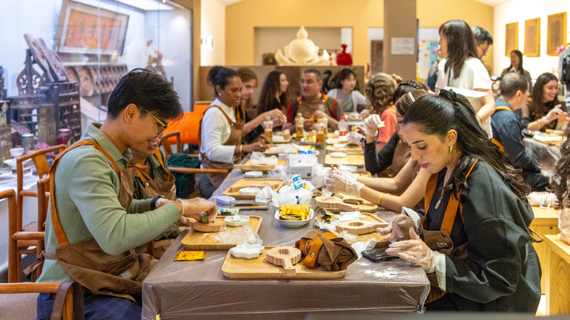 Jóvenes exploradores se sumergen en las tradiciones del pastel de luna en Pekín