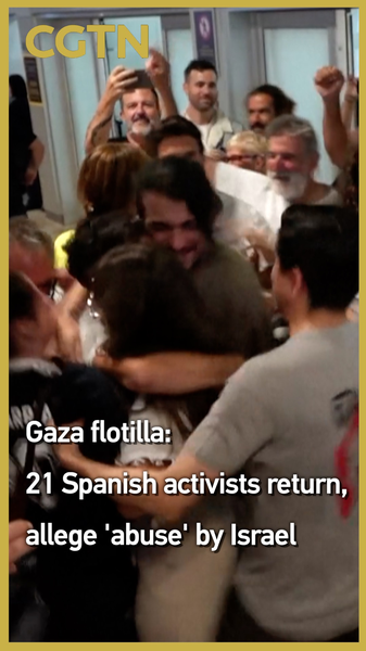 Activistas españoles regresan de la flotilla de Gaza, reportan abuso video poster