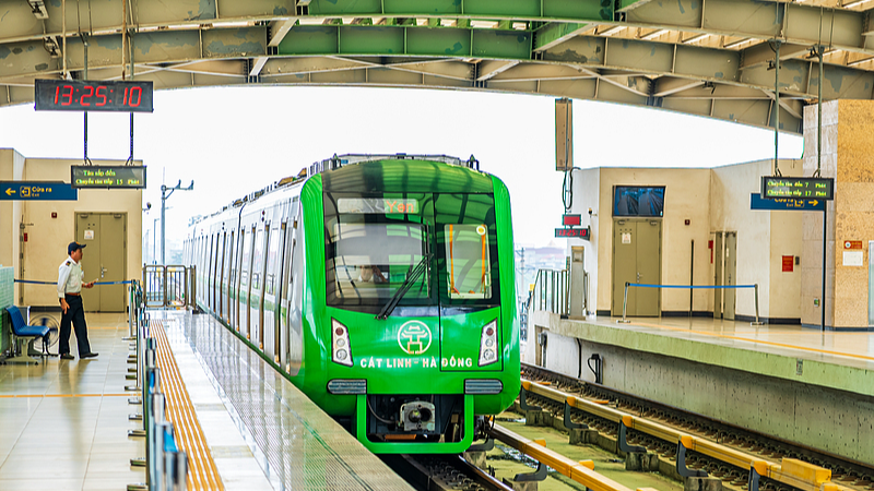 ¡La Maravilla del Metro de Hanoi: la Línea Cat Linh-Ha Dong pasa por un edificio!