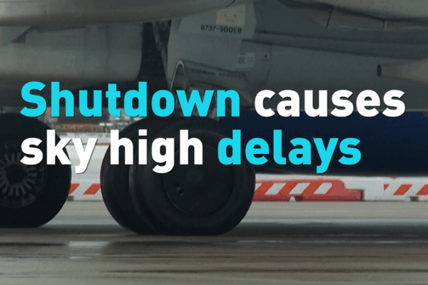 Miles de vuelos retrasados mientras el cierre afecta el control del tráfico aéreo video poster
