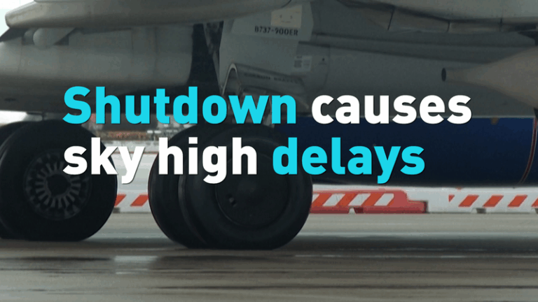 Miles de vuelos retrasados mientras el cierre afecta el control del tráfico aéreo Miles de vuelos retrasados mientras el cierre afecta el control del tráfico aéreo video poster