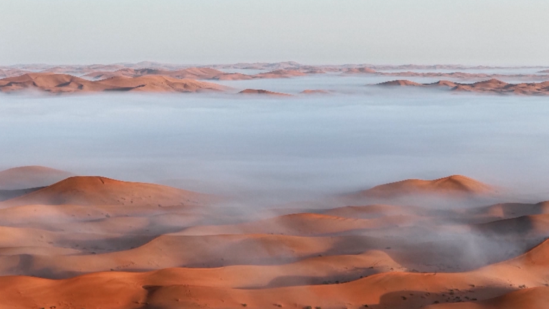 La niebla otoñal convierte el desierto de Tengger en Mongolia Interior en un paisaje de ensueño video poster
