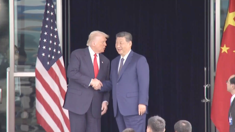 Xi Jinping y Trump sellan un apretón de manos, se despiden con un saludo en Busan video poster