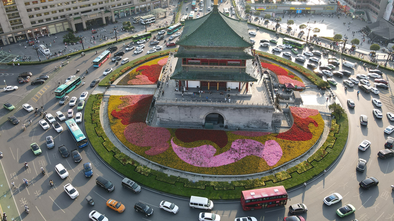 Vista en vivo de la icónica Torre del Campanario de Xi'an video poster