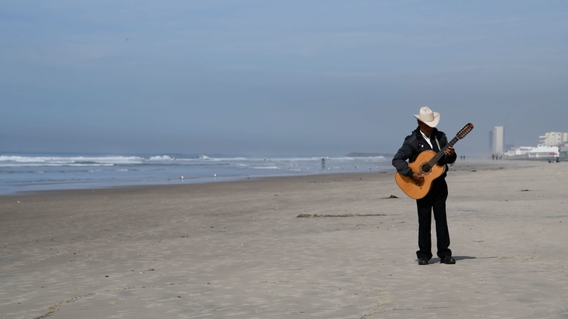 Turistas Acuden en Masa a México mientras EE. UU. Pierde Atractivo video poster