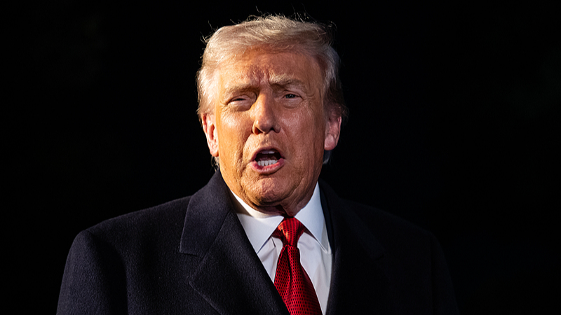 Trump impone un arancel adicional del 10% a Canadá por anuncio de televisión en Ontario