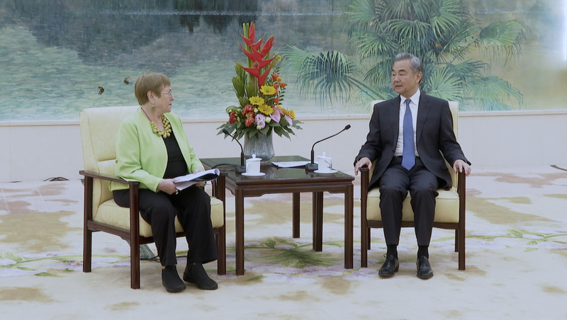 Wang Yi se reúne con Michelle Bachelet en la Cumbre Global de Mujeres en Beijing