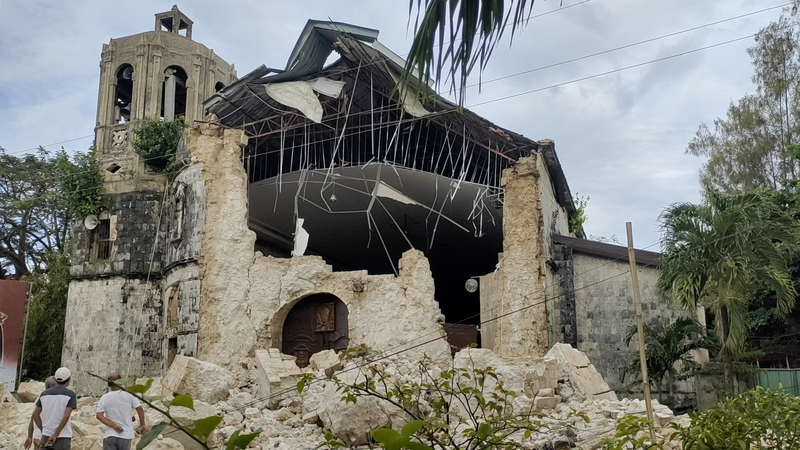 Aumenta a 69 la cifra de muertos tras sismo de 6.9 en Cebú, Filipinas video poster