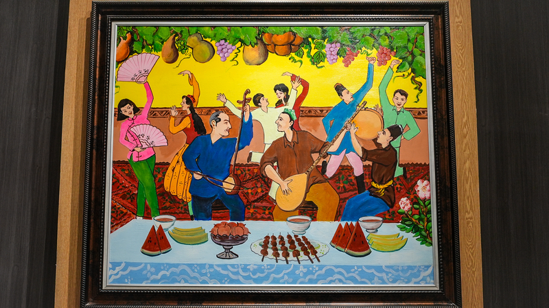 Horizontes_Vibrantes__Agricultores_Dolan_Iluminan_el_Borde_del_Taklimakan video poster