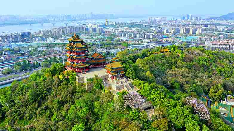 Vistas Épicas: El Horizonte de Nanjing desde la Torre Yuejiang video poster