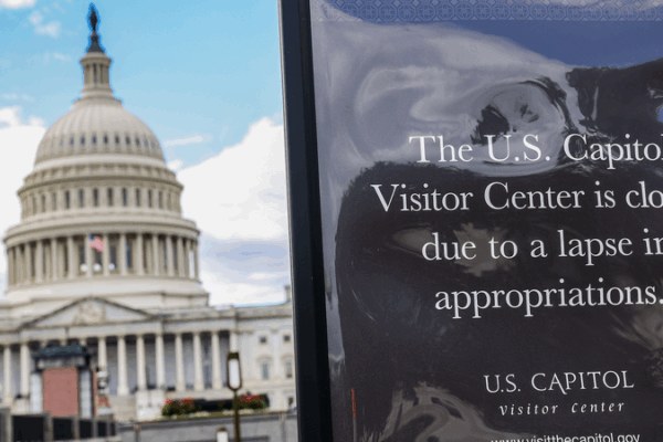 Inician los despidos federales en el día 10 del cierre del gobierno de EE.UU.