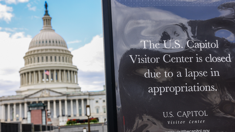 Inician los despidos federales en el día 10 del cierre del gobierno de EE.UU.
