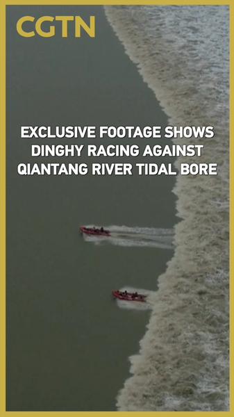Adrenalina en el río Qiantang: lancha persigue la ola de marea video poster