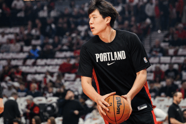 ¿Brillo o Fundación? El debut de Yang Hansen en la NBA con los Blazers video poster