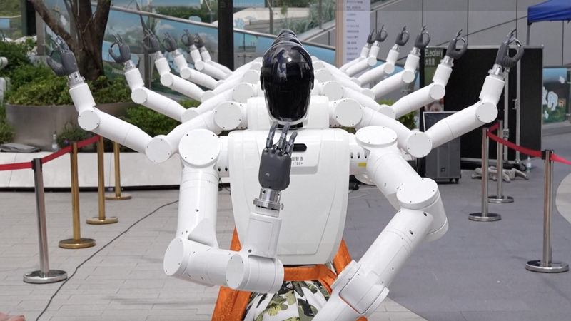 Drones y robots iluminan las festividades del Día Nacional en el continente chino video poster