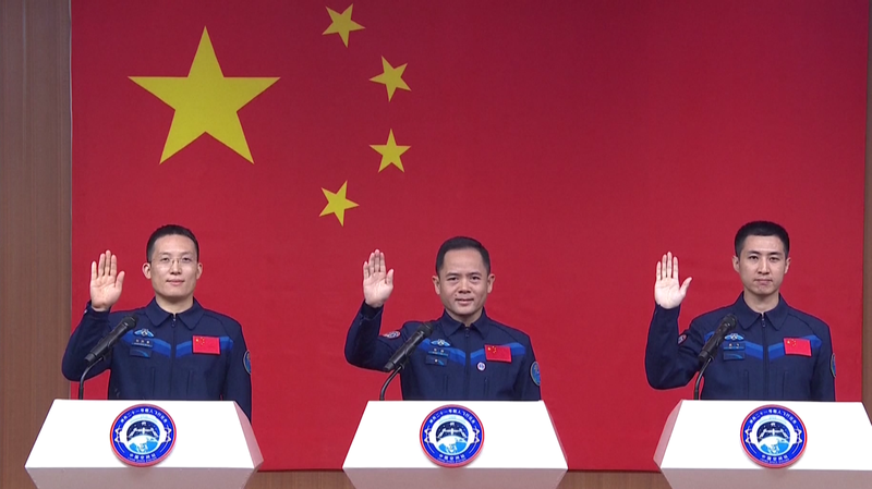 La tripulación de Shenzhou-21 recibe una cálida despedida en el Centro de Lanzamiento Jiuquan video poster