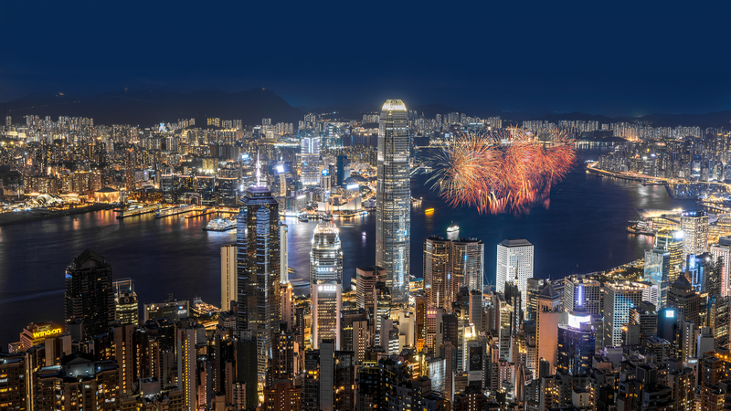 Drones y fuegos artificiales iluminan Hong Kong para el Día Nacional video poster