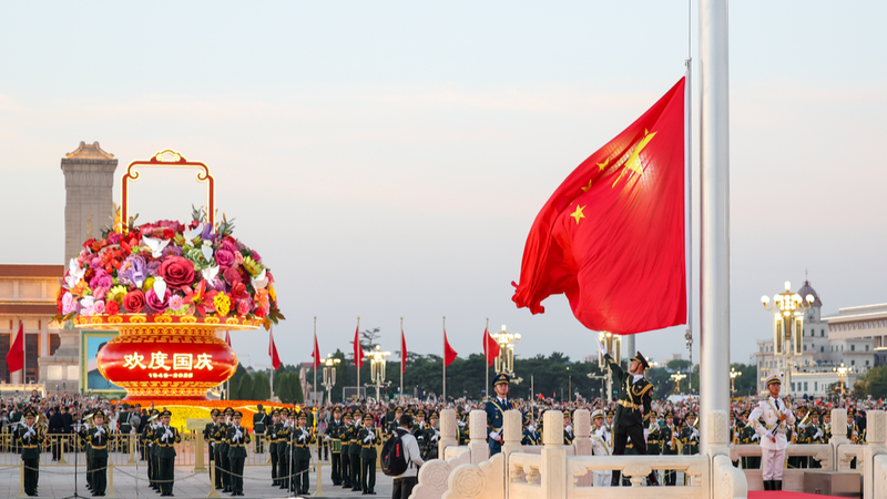 Ceremonia de Izamiento de Bandera en Pekín Marca el 76° Aniversario de la RPC