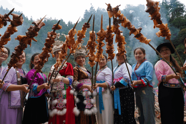 Festín de Barbacoa que Cautiva a Aldea de Guizhou en Feriado