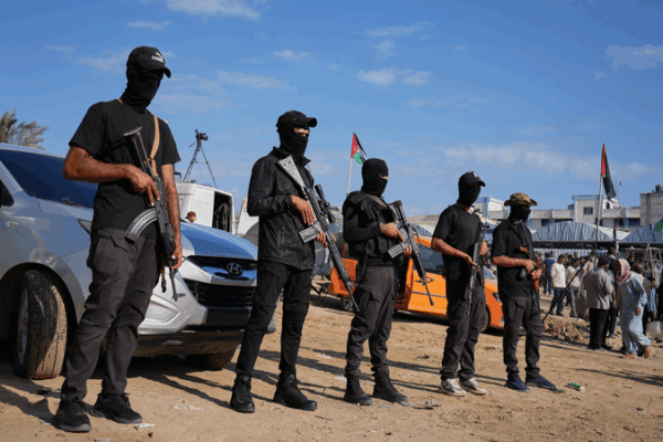 Liberan a 20 rehenes israelíes mientras se mantiene el alto al fuego, Trump visita Israel