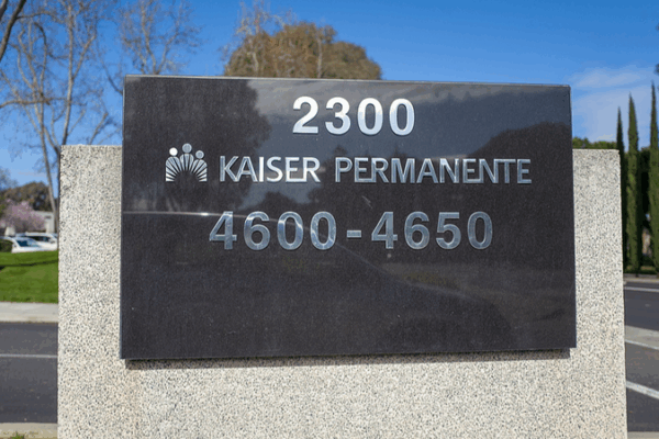 Los trabajadores de la salud de la Costa Oeste inician una histórica huelga por salarios justos