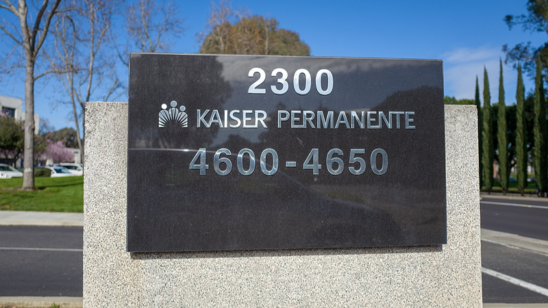 Los trabajadores de la salud de la Costa Oeste inician una histórica huelga por salarios justos