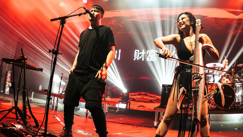 El crossover de violonchelo de Tina Guo electriza Hollywood y Pekín video poster