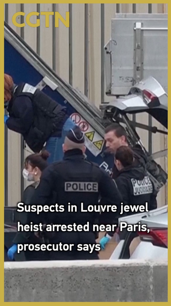 Dos arrestados en audaz robo de joyas en el Louvre cerca de París video poster