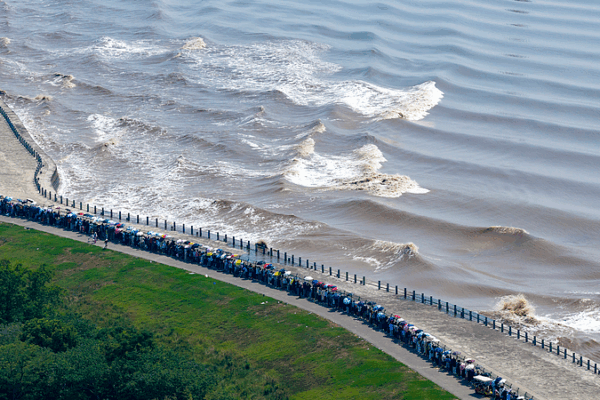 El pico de la marea en el río Qiantang 2025 será el 9 de octubre: un espectáculo natural video poster