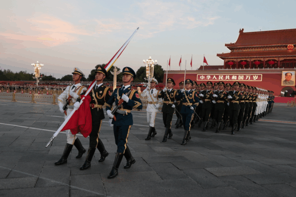 Izamiento de la bandera en la Plaza Tiananmen por el 76.º Día Nacional de China video poster