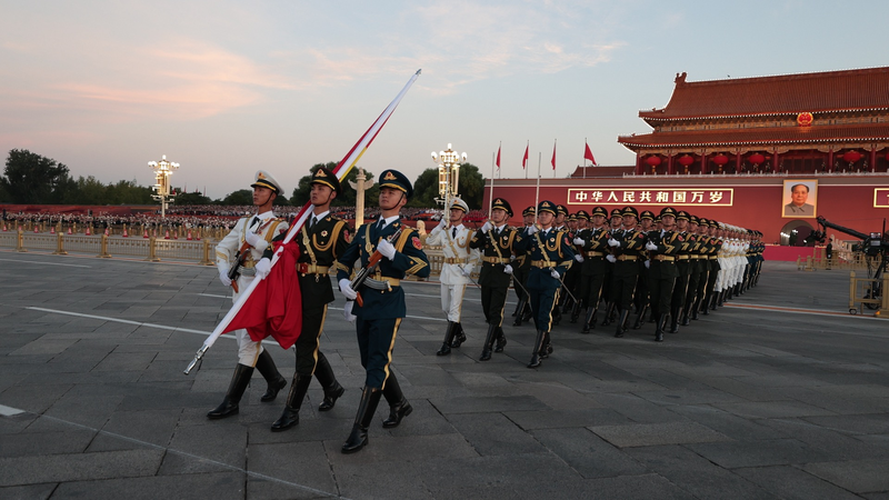 Izamiento de la bandera en la Plaza Tiananmen por el 76.º Día Nacional de China video poster