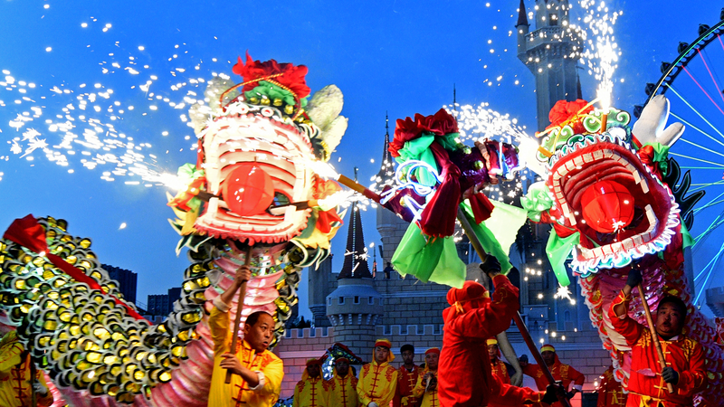 Dragones de papel cobran vida en las festividades del Día Nacional en Pekín