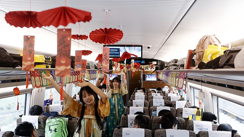 Los lugares turísticos del continente chino están llenos de vida durante el Día Nacional y las vacaciones de Medio Otoño