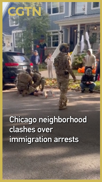 El caos estalla en Old Irving Park de Chicago debido a redadas de inmigración video poster