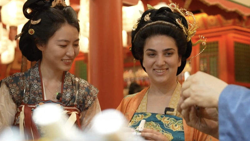 La China continental recibe 2M de visitantes diarios durante el feriado del Día Nacional video poster