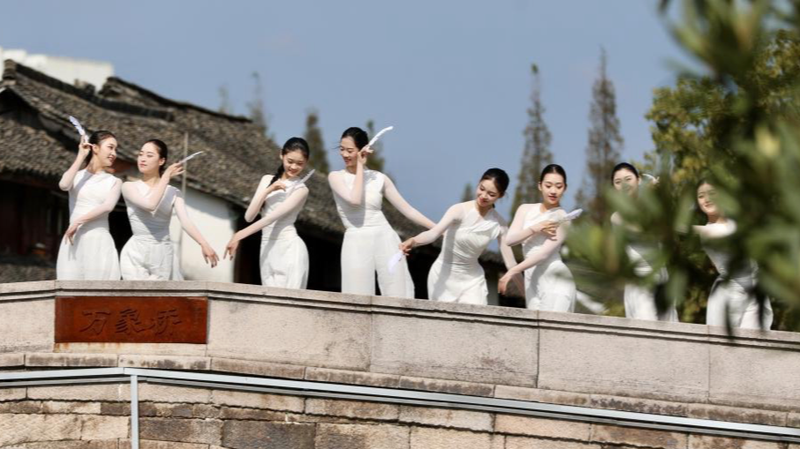 Renacimiento artístico de Xinshi Town: un canal transformado 🎨🚣‍♂️