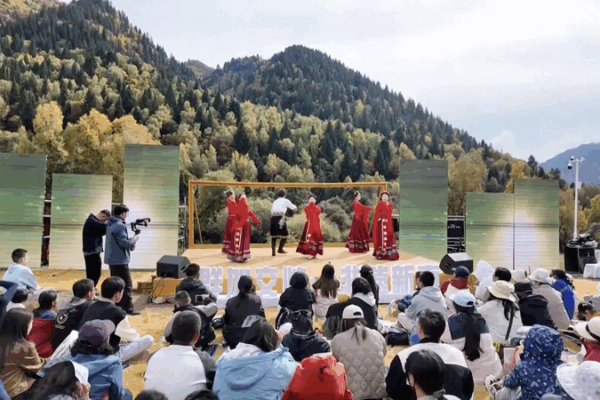 El auge del turismo otoñal arrasa en la China continental El auge del turismo otoñal arrasa en la China continental video poster