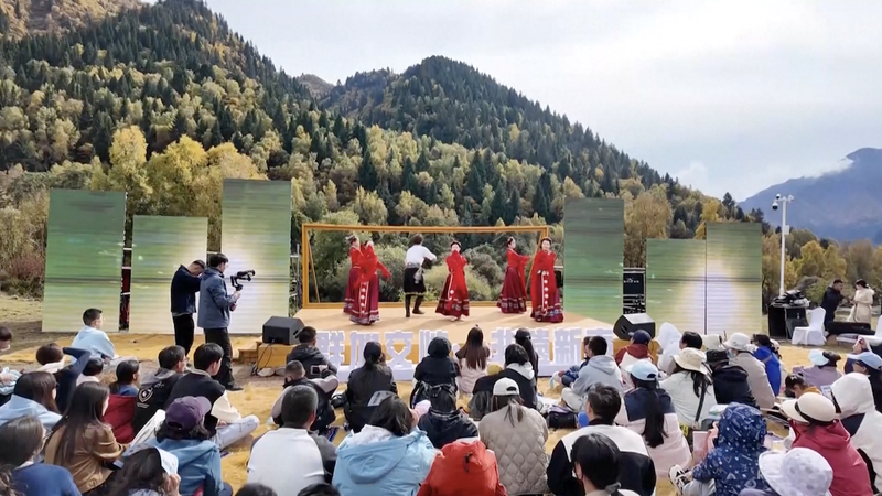 El auge del turismo otoñal arrasa en la China continental video poster