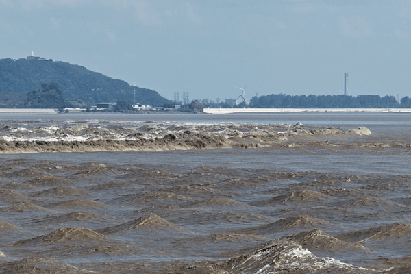 ¡Marea Boreal del Río Qiantang 2025: Sé testigo del estruendo plateado de la naturaleza! video poster