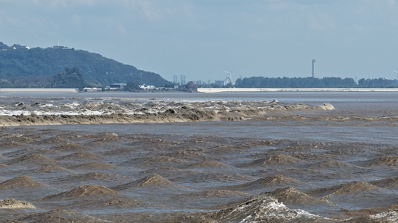 ¡Marea Boreal del Río Qiantang 2025: Sé testigo del estruendo plateado de la naturaleza! video poster