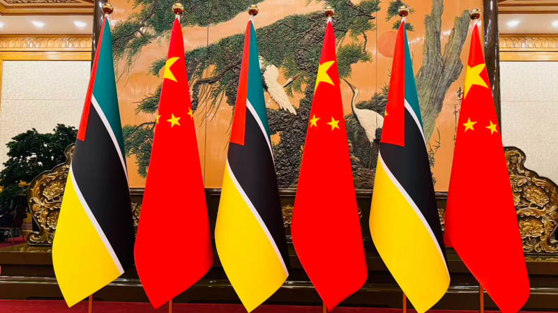 Xi Jinping se reúne con la Primera Ministra de Mozambique en la Cumbre de Liderazgo de Mujeres