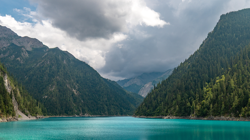 Lago Largo: El Espejo Azul de Jiuzhaigou en las Montañas video poster