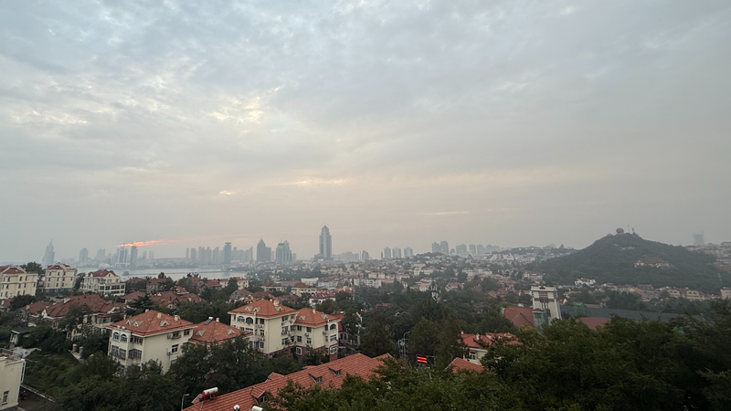 De Techos Rojos a Atardeceres Carmesí: Las Colinas de los Recuerdos de Qingdao