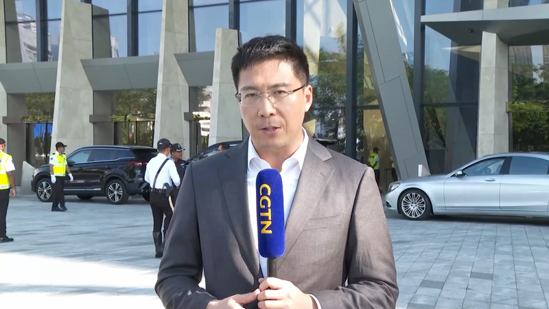 Las conversaciones comerciales se calientan: delegaciones de China y EE. UU. se reúnen nuevamente en Kuala Lumpur video poster