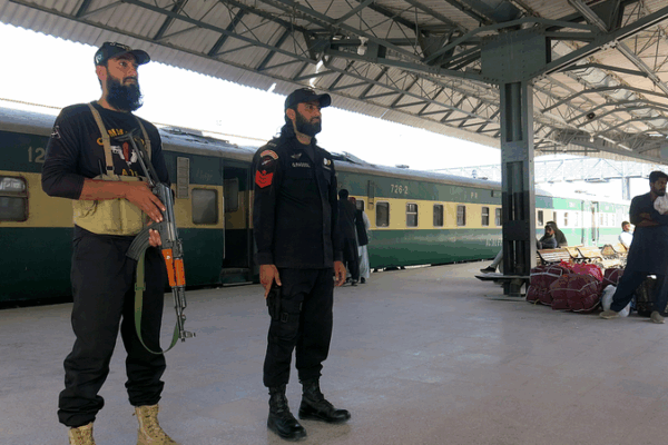 Pakistán y Afganistán acuerdan un alto el fuego inmediato tras conversaciones en Doha