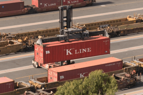 Tarifas portuarias aumentan el costo del transporte marítimo video poster