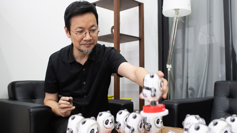 El diseñador de Bing Dwen Dwen reflexiona sobre la magia del mascota y el honor de la antorcha