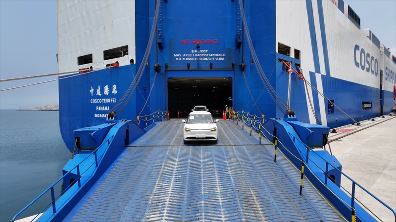 Los vehículos eléctricos chinos llegan a América Latina por el puerto Chancay de Perú video poster